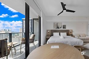 Skyline Chic Downtown Studio Getaway