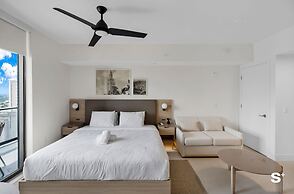 Skyline Chic Downtown Studio Getaway