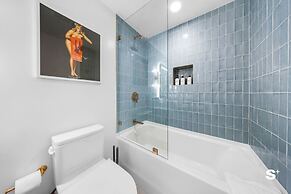 Skyline Chic Downtown Studio Getaway