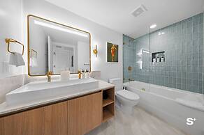 Skyline Chic Downtown Studio Getaway