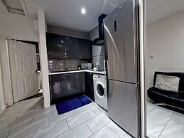 Seaside Escape - Sleeps 4 - Pets Ok - Free Parking