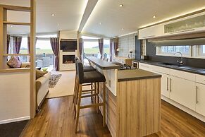 Host Stay Whistler Deluxe Lodge