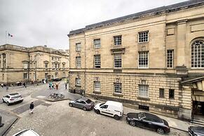 Stunning flat near St. Giles' Cathedral