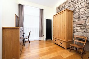 Stunning flat near St. Giles' Cathedral