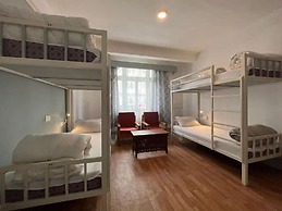 Mellow Fellow Rooms And Hostel