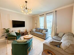 Contemporary Townhouse w Pool BBQ Sleeps 12