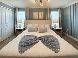 Contemporary Townhouse w Pool BBQ Sleeps 12