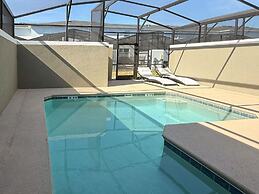 Contemporary Townhouse w Pool BBQ Sleeps 12