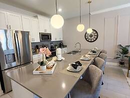 Contemporary Townhouse w Pool BBQ Sleeps 12