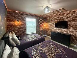 Contemporary Townhouse w Pool BBQ Sleeps 12