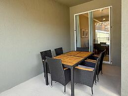 Contemporary Townhouse w Pool BBQ Sleeps 12