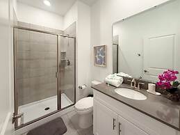 Contemporary Townhouse w Pool BBQ Sleeps 12