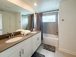 Contemporary Townhouse w Pool BBQ Sleeps 12