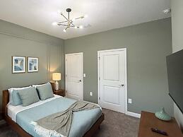 Contemporary Townhouse w Pool BBQ Sleeps 12