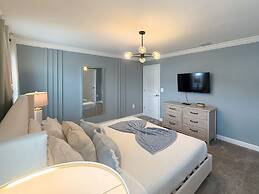 Contemporary Townhouse w Pool BBQ Sleeps 12