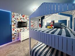 Contemporary Townhouse w Pool BBQ Sleeps 12