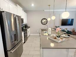 Contemporary Townhouse w Pool BBQ Sleeps 12