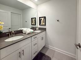 Contemporary Townhouse w Pool BBQ Sleeps 12