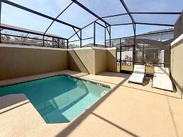 Contemporary Townhouse w Pool BBQ Sleeps 12