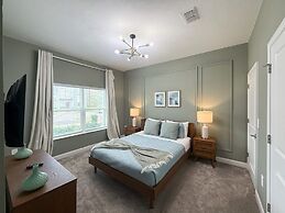 Contemporary Townhouse w Pool BBQ Sleeps 12