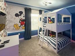 Contemporary Townhouse w Pool BBQ Sleeps 12