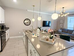 Contemporary Townhouse w Pool BBQ Sleeps 12