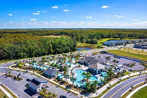 Contemporary Townhouse w Pool BBQ Sleeps 12