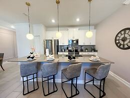 Contemporary Townhouse w Pool BBQ Sleeps 12