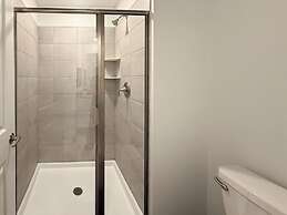 Contemporary Townhouse w Pool BBQ Sleeps 12