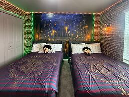 Contemporary Townhouse w Pool BBQ Sleeps 12