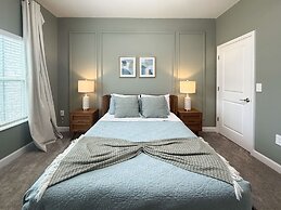 Contemporary Townhouse w Pool BBQ Sleeps 12