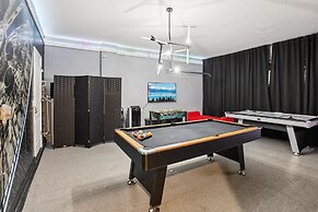 Modern 8BR Home With Private Pool and hot tub