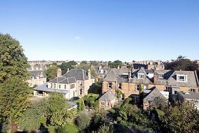 Delightful 3-bed Flat with Parking