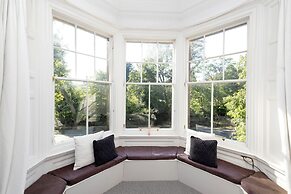 Delightful 3-bed Flat with Parking