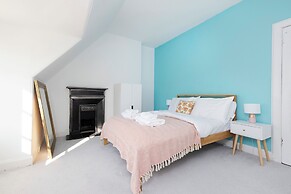 Delightful 3-bed Flat with Parking