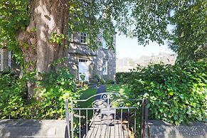 Delightful 3-bed Flat with Parking