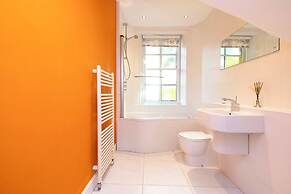 Delightful 3-bed Flat with Parking