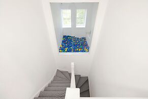 Delightful 3-bed Flat with Parking