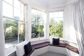 Delightful 3-bed Flat with Parking