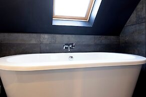 Delightful 3-bed Flat with Parking