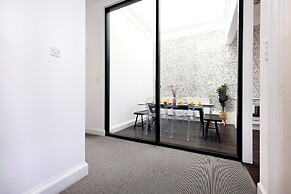 Delightful 3-bed Flat with Parking