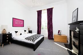 Delightful 3-bed Flat with Parking