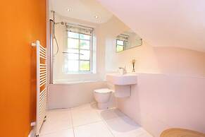 Delightful 3-bed Flat with Parking