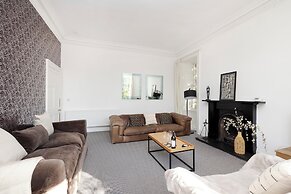 Delightful 3-bed Flat with Parking