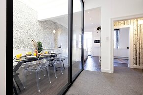 Delightful 3-bed Flat with Parking