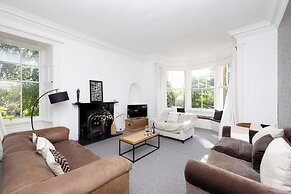 Delightful 3-bed Flat with Parking