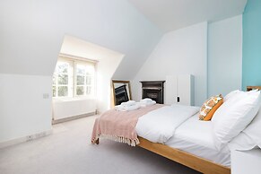 Delightful 3-bed Flat with Parking