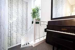 Delightful 3-bed Flat with Parking