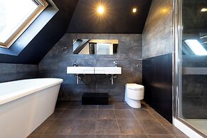 Delightful 3-bed Flat with Parking