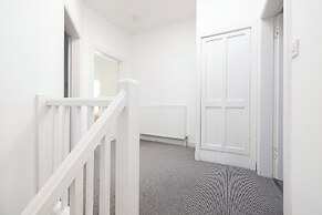 Delightful 3-bed Flat with Parking